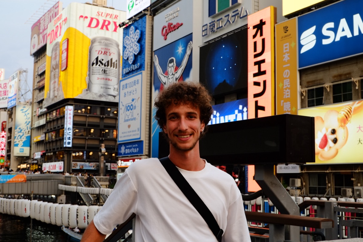 Federico De Servi davanti alle insegne luminose di Dotonbori, a Osaka